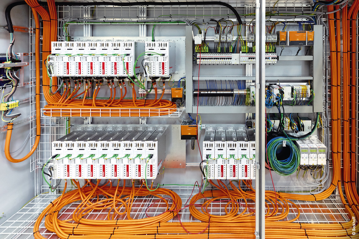 AX5000 servo drives in connection with One Cable Technology (OCT) provide benefits in terms of installation space and are particularly beneficial for systems with a large number of motion axes.