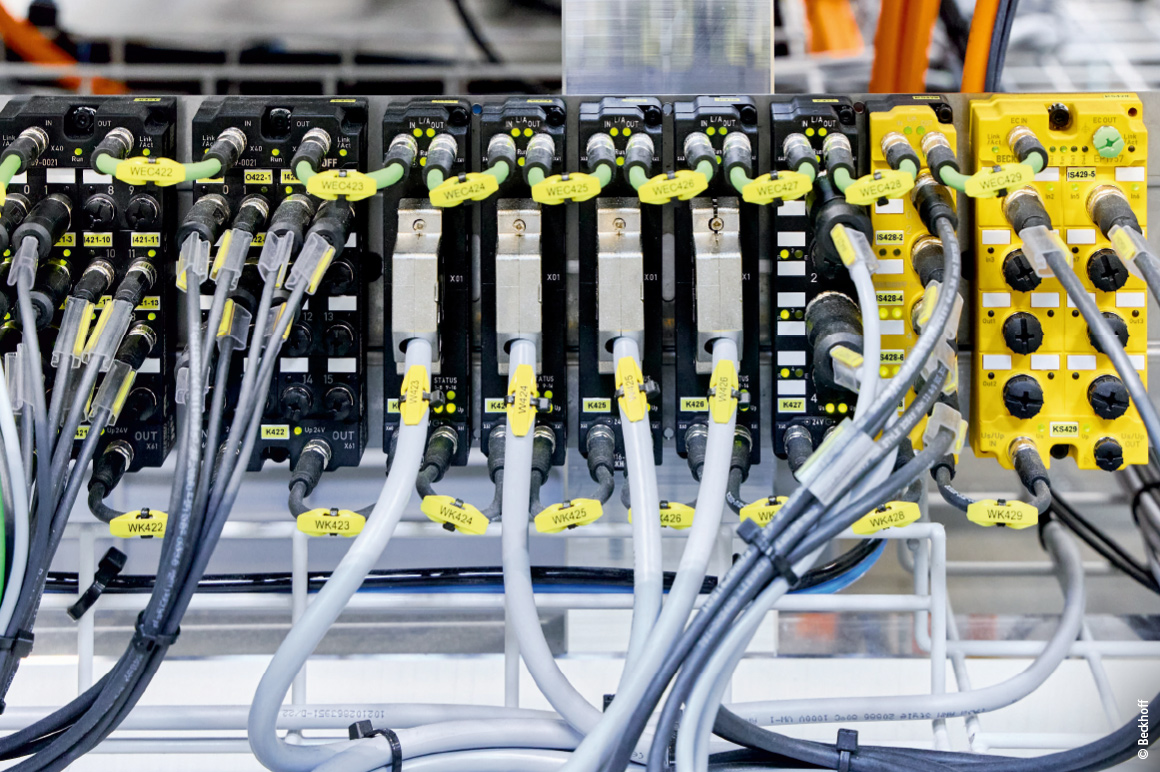 Durrer relies on the decentralized EtherCAT Box modules from the EP series to record around 98 % of signals in the FOURCUT/WIRO 500. This also enables the company to efficiently use the assembly space, to consistently modularize the system, and to minimize the cabling effort.