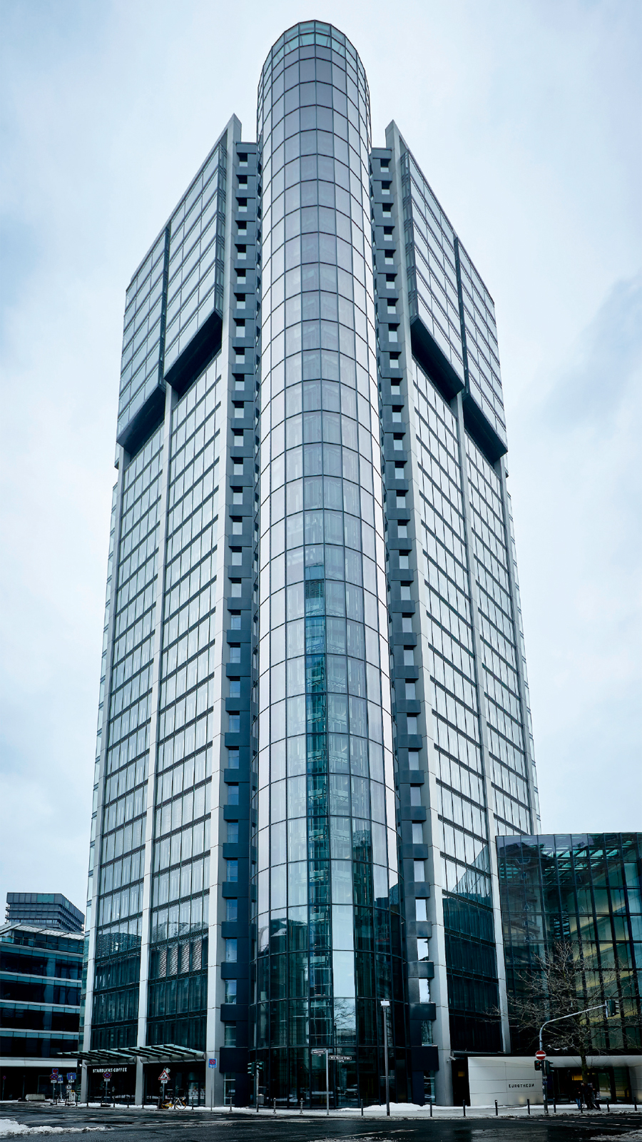 2018: The complexity of the Eurotheum high-rise in Frankfurt, which was modernized by Herrmann GmbH & Co. KG, is reflected by the sheer number of its data points alone – there are almost 100,000 physical data points for building automation and around 6,000 data points for the smoke extraction system – which require an extremely fast, reliable bus system such as EtherCAT that can be used flexibly via copper cable or fiber optic cable.